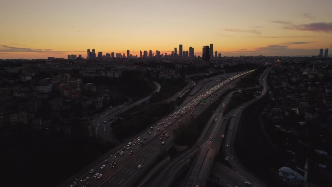 黄昏时分城市天际线和交通的鸟瞰图