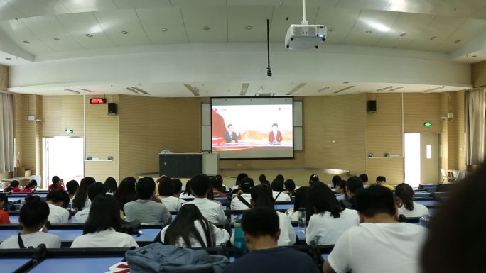 大学 观看阅兵式 祝福祖国 国旗护卫