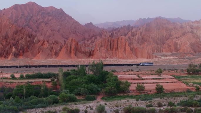 航拍新疆库车红山石林下行驶的火车