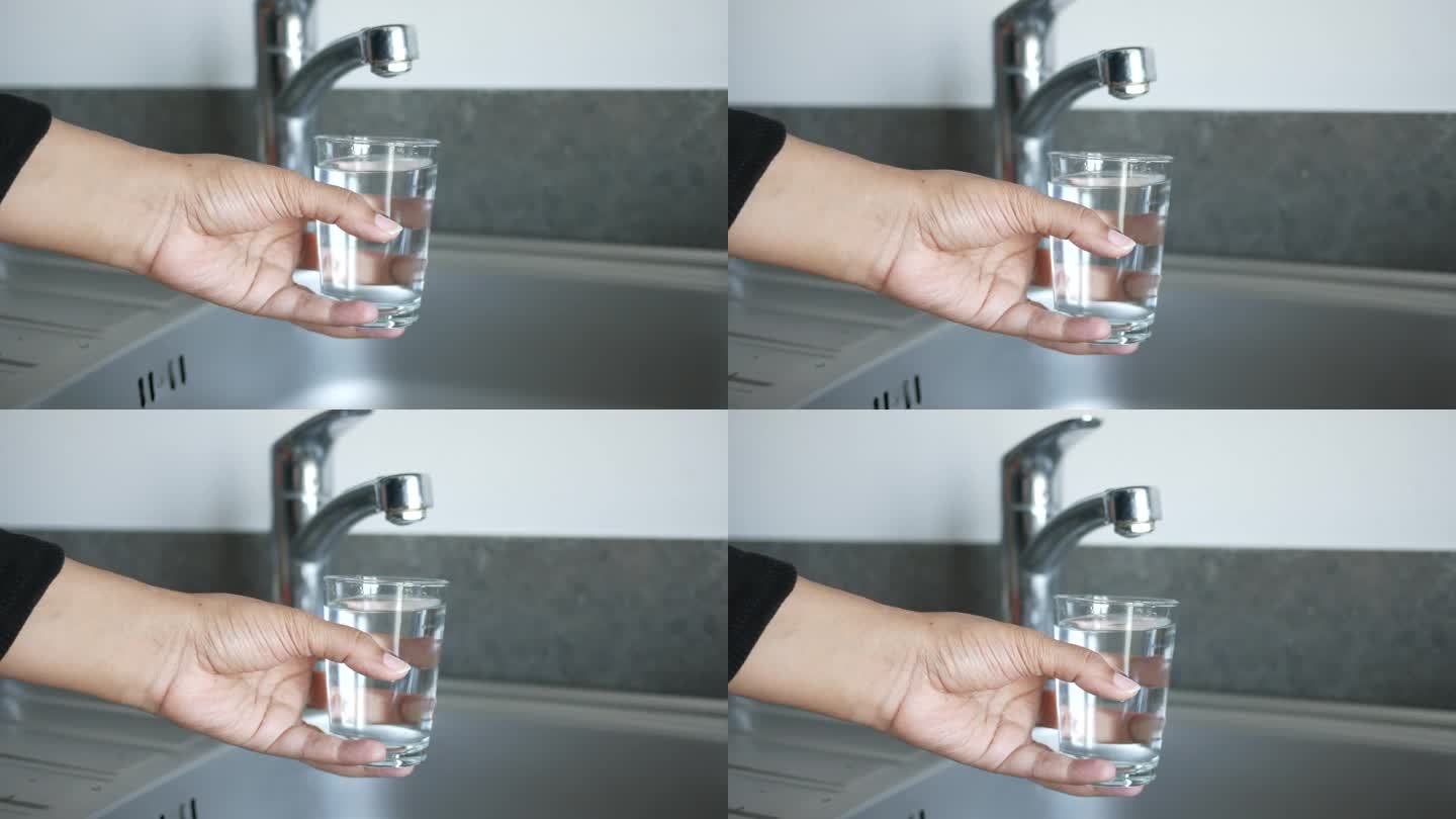 脏水从水龙头里从玻璃杯里流出，