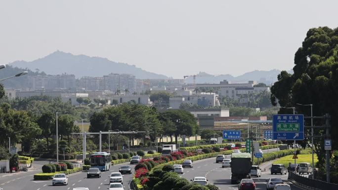 高清实拍厦门航空飞机飞过厦门公路上空