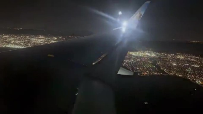 飞机上俯看美丽的城市夜景