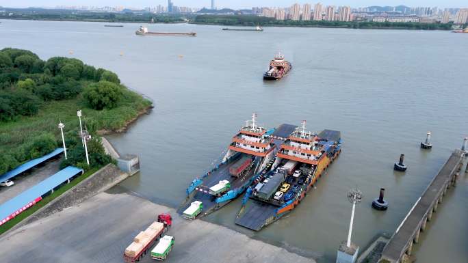 无人机航拍跨越镇江扬州长江运输的轮渡