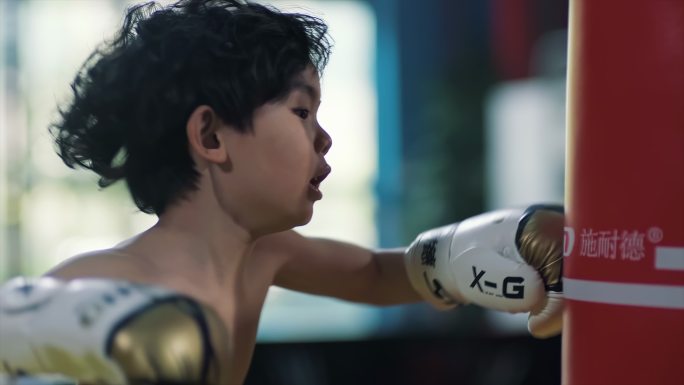 小孩子打拳击小朋友锻炼身体上艺术课