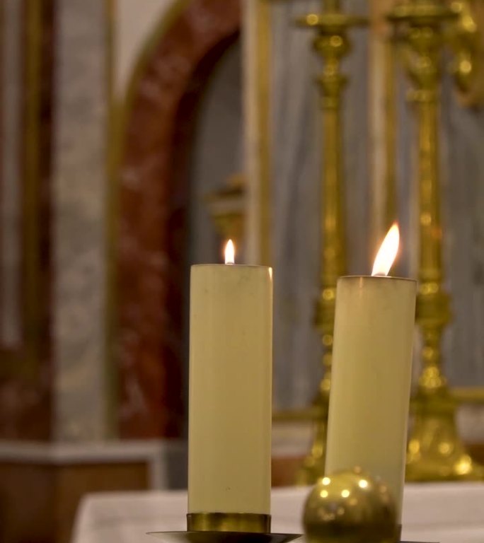 两支蜡烛在教堂的祭坛上燃烧
