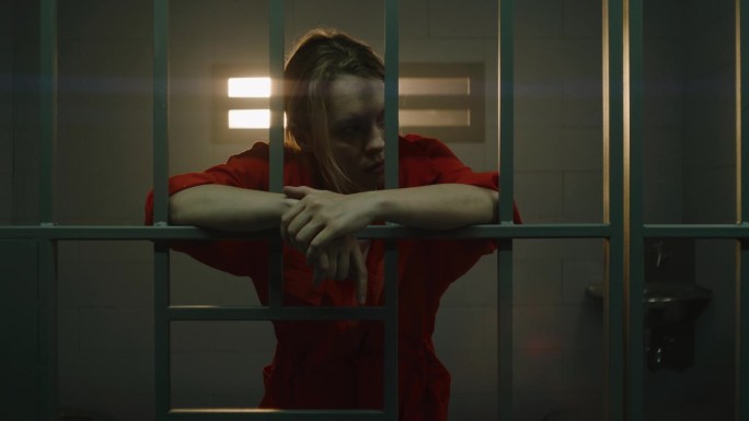 囚室里穿橙色制服的女囚犯