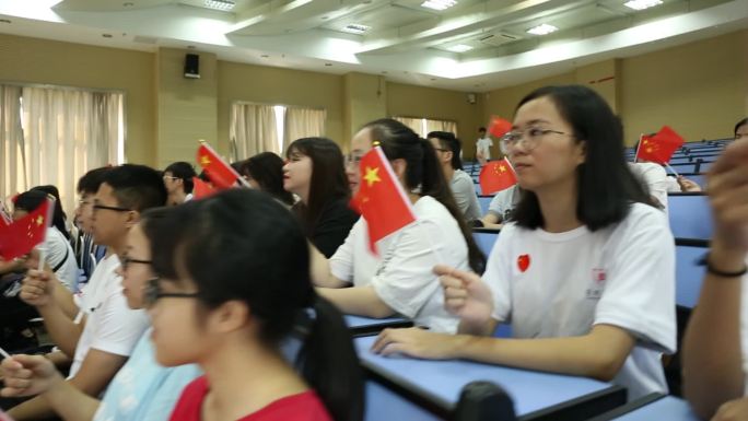 大学 观看阅兵式 祝福祖国 国旗护卫