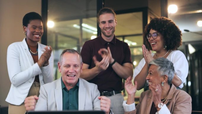 庆祝吧，商务人士和成功的拍手在一个快乐的共同办公的电脑前。多元化男女团队为胜利、目标达成和加班奖金鼓