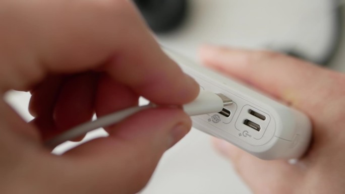 当给带有USB Type C输出的智能手机充电时，人们可以通过电缆给智能手机充电。将USB接口插入充