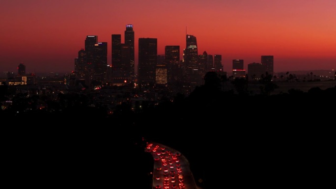 加州洛杉矶市中心宁静夜晚路灯照射高楼大厦
