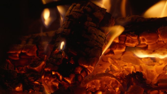 燃烧木炭火焰柴火堆篝火添加柴
