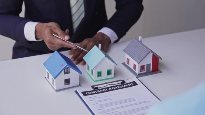 向客户交付样板房、抵押贷款合同。订立一份房屋租赁买卖合同。以及房屋保险合同、房屋抵押贷款的概念