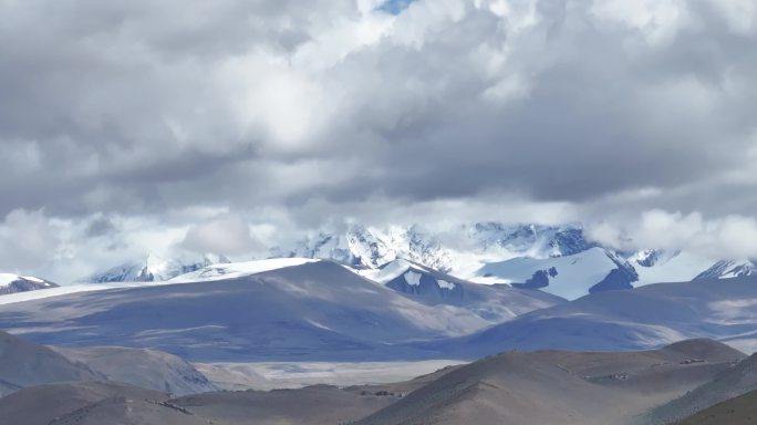 航拍西藏佩枯错雪山风光