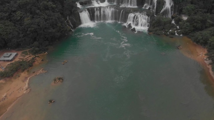 潘吉奥瀑布在越南曹邦，航拍