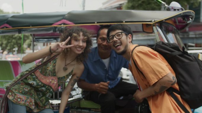 在曼谷，幸福的情侣旅行者与微笑的出租车司机合影。