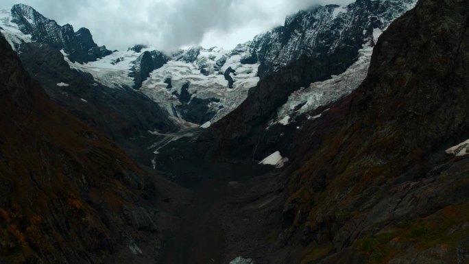 山峰上的古冰川和冰舌，鸟瞰在惊人的自然保护区公园