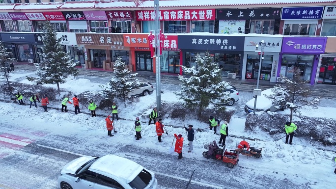 环卫工人清理街道积雪