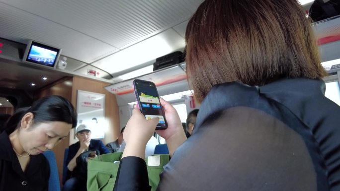 4k 火车厢玩手机 刷手机 看窗外 聊天