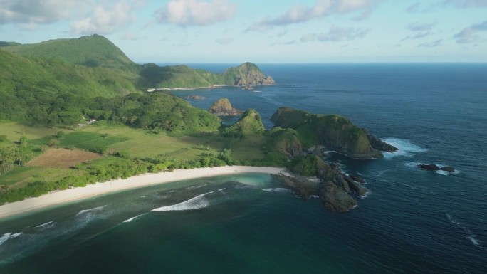 龙目岛海滩鸟瞰图海浪蓝天白云岛屿