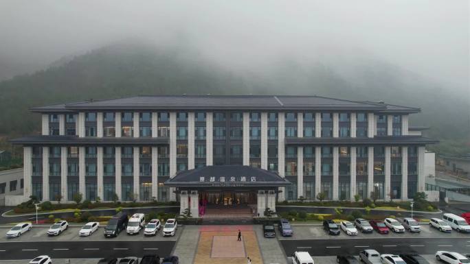 航拍雨后云雾缭绕山庄酒店