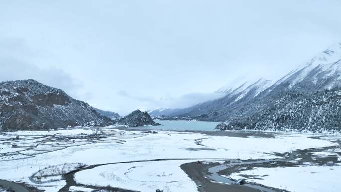 西藏昌都然乌湖和雪山雪地森林湖泊雪景航拍