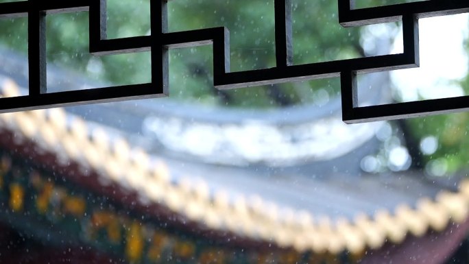 公园里古建筑屋檐的雨滴