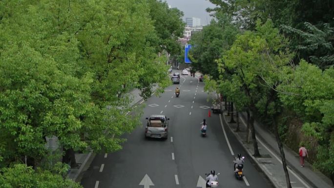 阴天城乡道路的车流