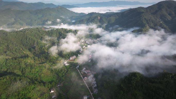 航拍山上的风景