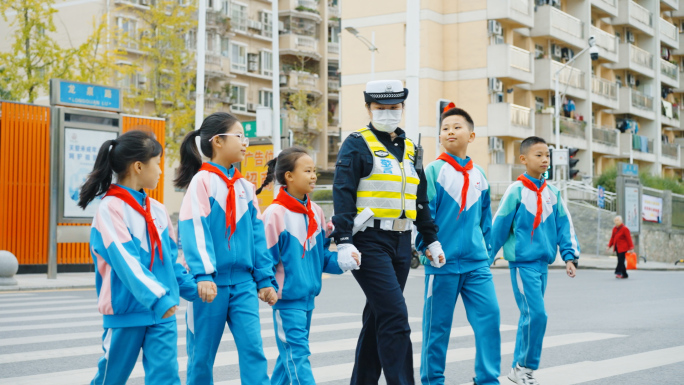 警察护送学生过马路