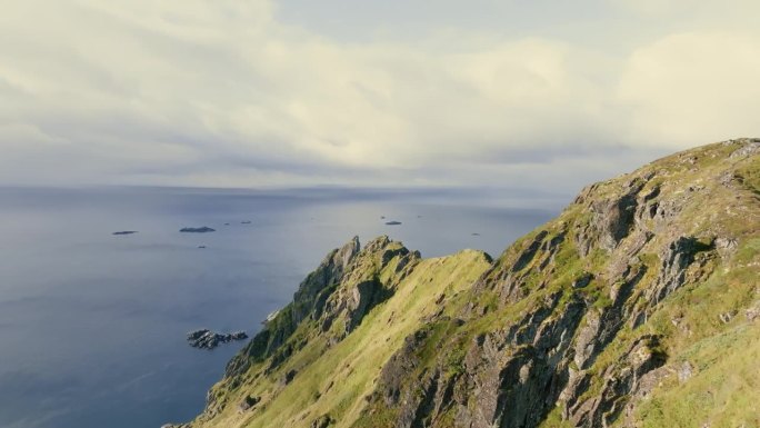 美丽的全景雄伟的绿色岩石峡湾与挪威海的背景。罗弗敦群岛。
