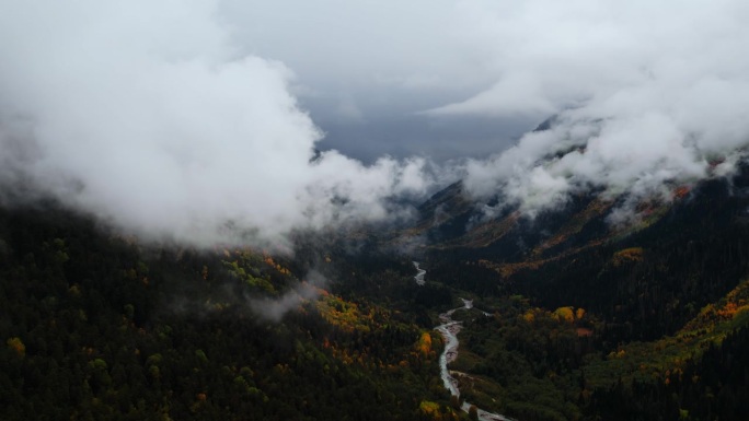 在多云阴沉的天气里鸟瞰峡谷与山谷和山脉，电影般的慢动作