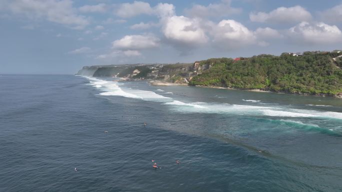 在绝美的海上冲浪