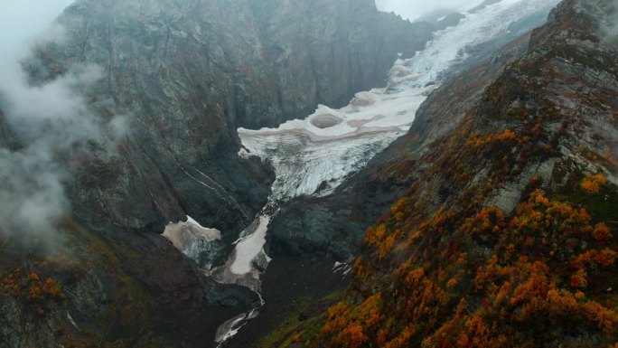秋日山间冰川之舌，独特的地质特征，融化的老冰