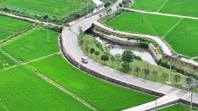 车辆行驶在田间道路