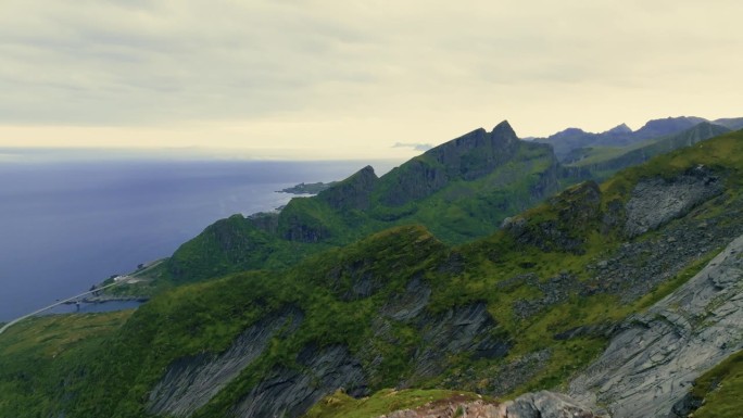 罗弗敦群岛上绿色岩石峡湾山峰的史诗全景