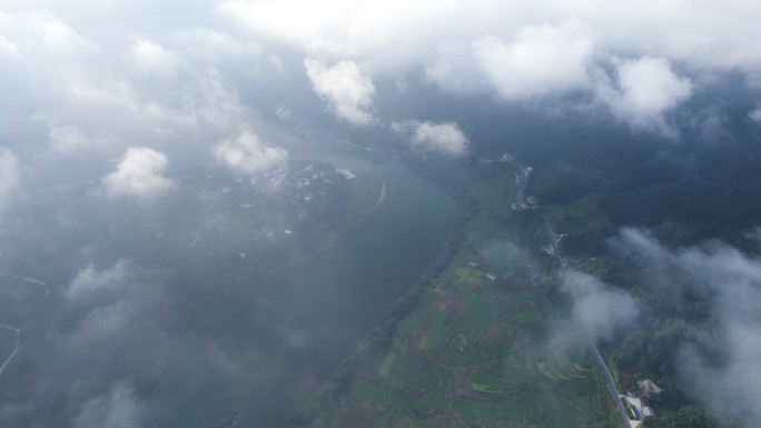 航拍云层下的河流风景