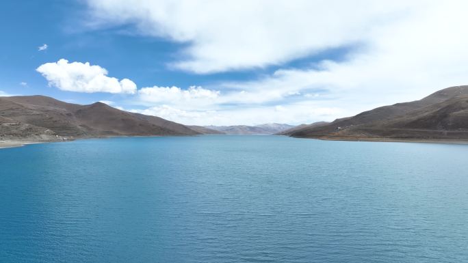 西藏羊湖（羊卓雍措）的航拍风光