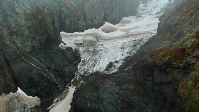 峡谷中的冰川之舌，鸟瞰图，在未开发的地区旅行，发现星球