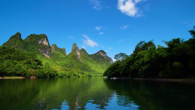 广西桂林山水漓江风景坐船游漓江沿岸风光