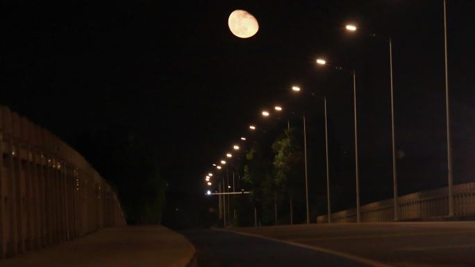 月夜道路