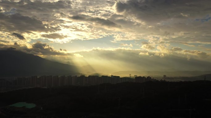 城市日出 朝霞早晨丁达尔光