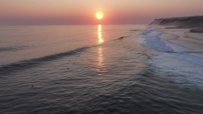 日落夕阳下的海平面冲浪