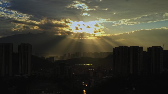 城市日出 朝霞早晨丁达尔光