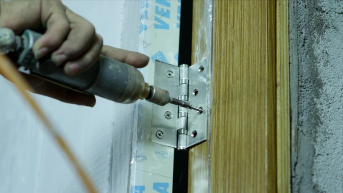 房屋装修安装门拧螺丝门安装