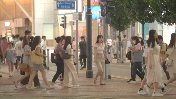 香港巴士夜晚人流车流斑马线天桥交通系统