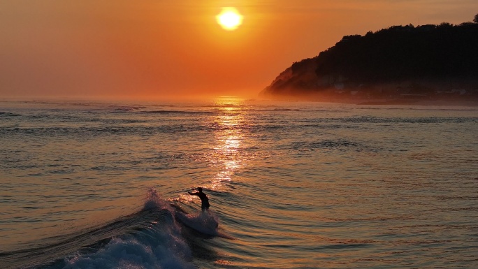 夕阳下冲浪的剪影