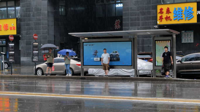 雨中行驶的车辆