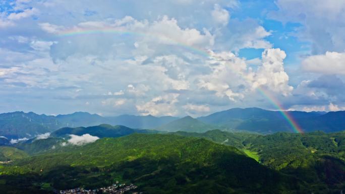 大山里的彩虹