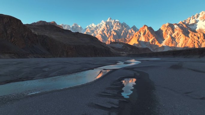 春季喀喇昆仑公路沿线喜马拉雅山脉帕苏山脉和罕萨河鸟瞰图。巴基斯坦北部