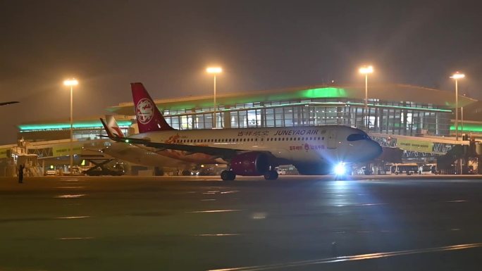 吉祥航空飞机滑行